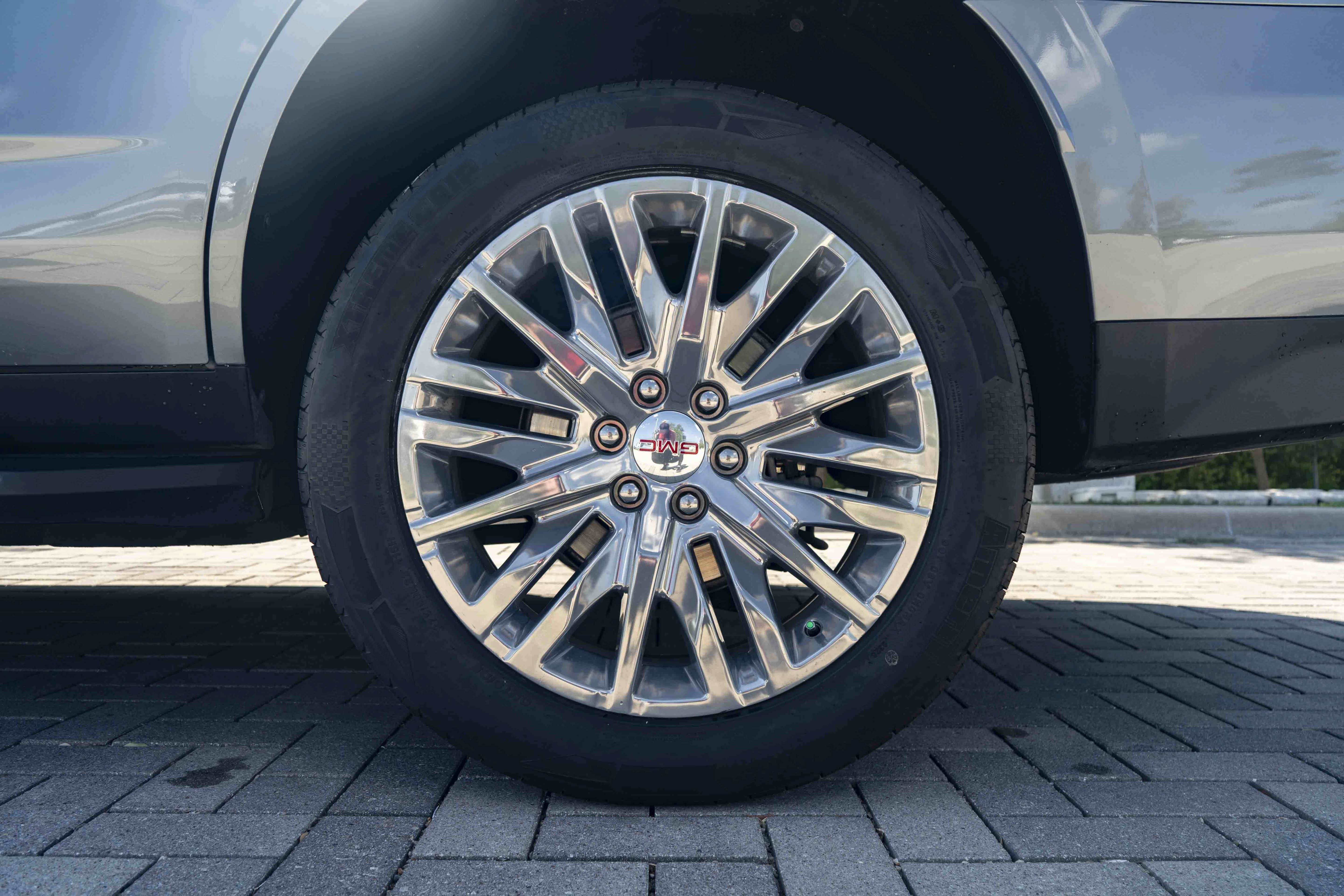 Used 2024 GMC Yukon SLE w/ Gmc Pro Safety Plus Package RWD image 14