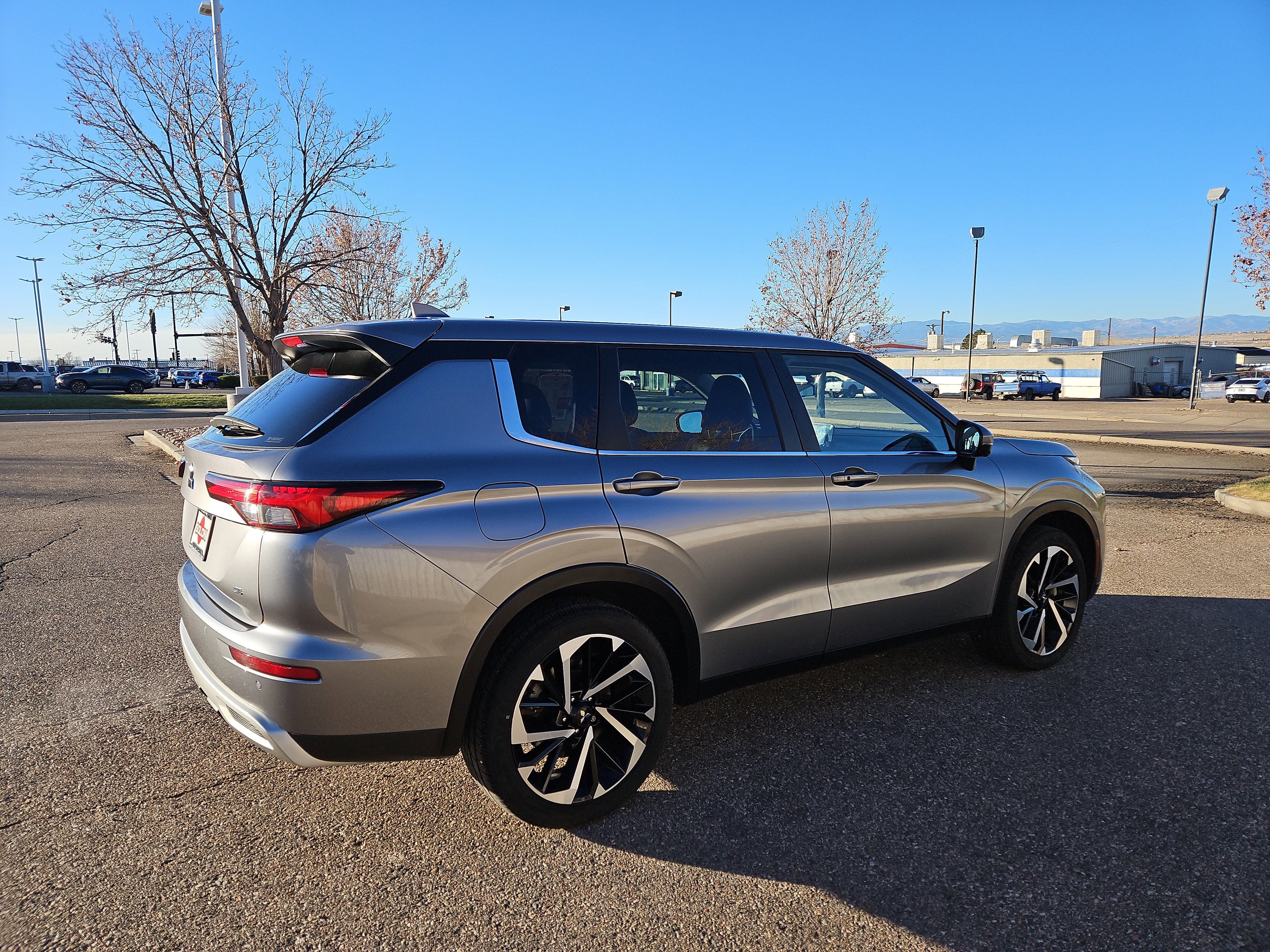 Used 2023 Mitsubishi Outlander SE image 3