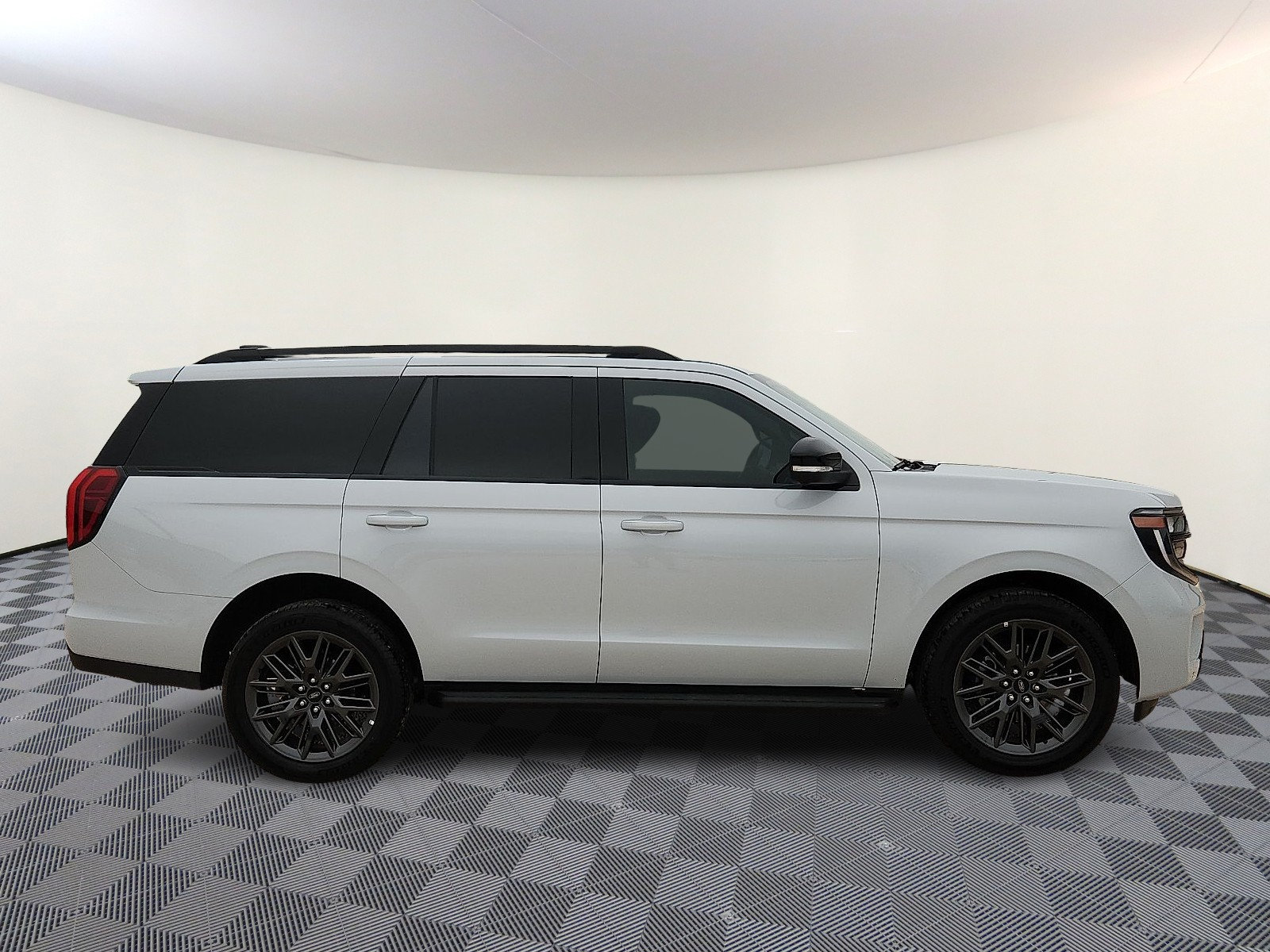 Used 2026 Ford Expedition Platinum w/ Stealth Appearance Package AWD/4WD image 5