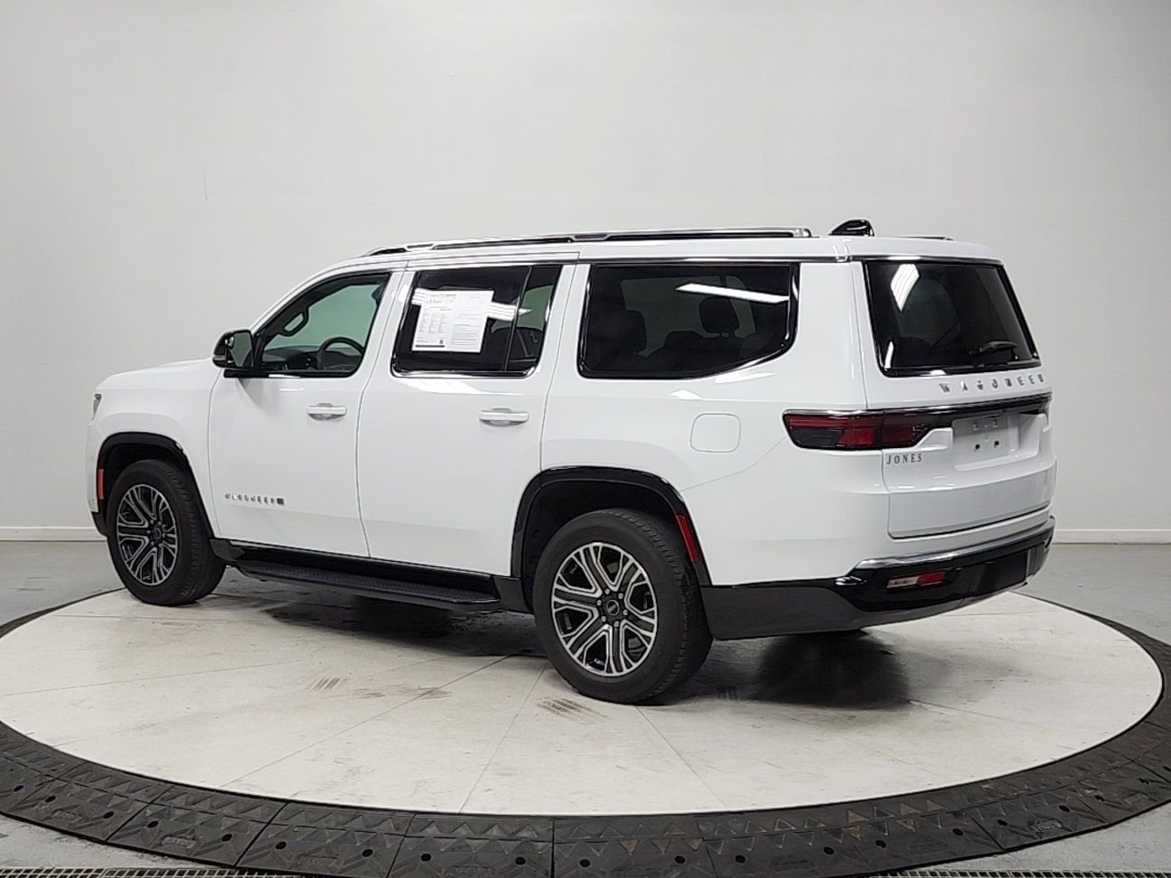 Used 2025 Jeep Wagoneer 2WD image 5