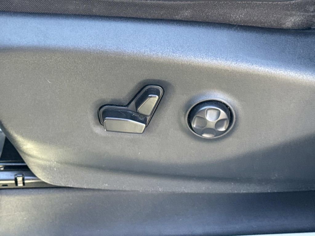 Used 2023 Chrysler Pacifica Touring-L FWD image 19