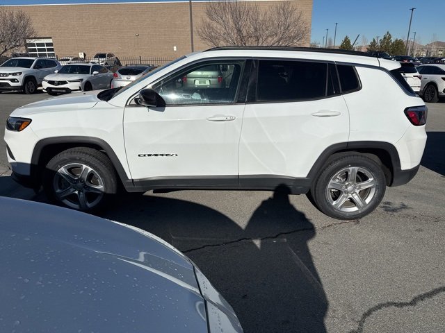 Used 2024 Jeep Compass Latitude image 2