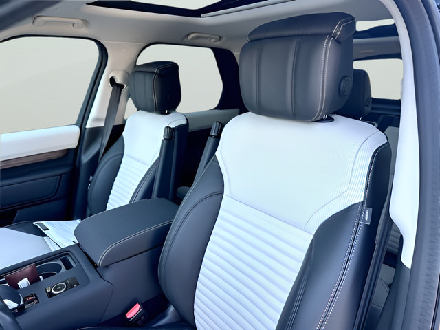 Certified 2025 Land Rover Discovery Dynamic SE AWD/4WD image 17