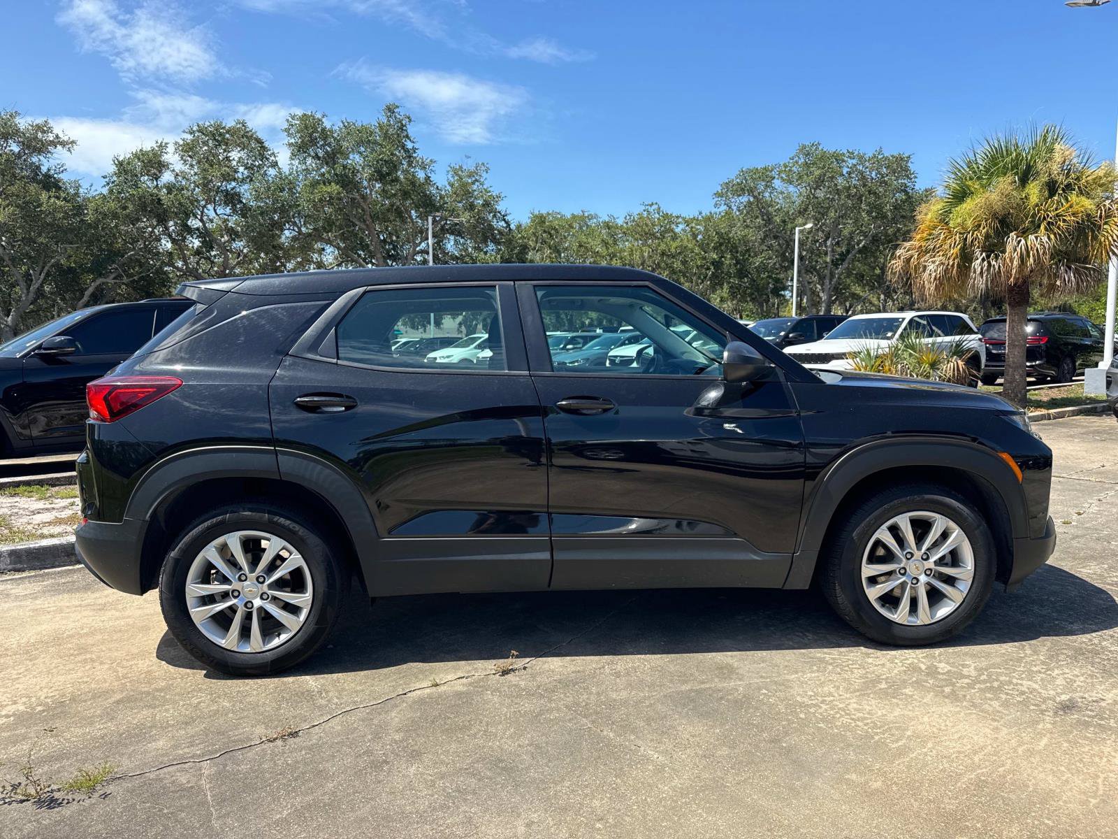 Used 2023 Chevrolet TrailBlazer LS FWD image 2