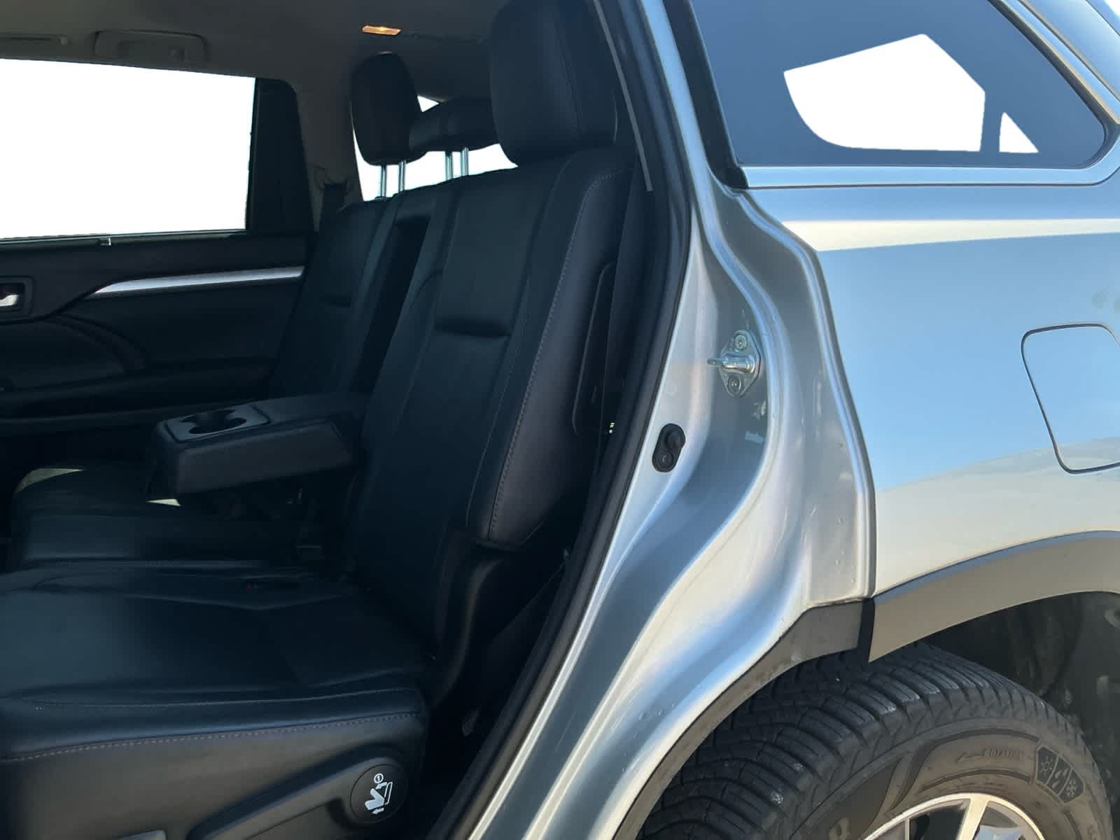 Used 2017 Toyota Highlander XLE AWD/4WD image 13