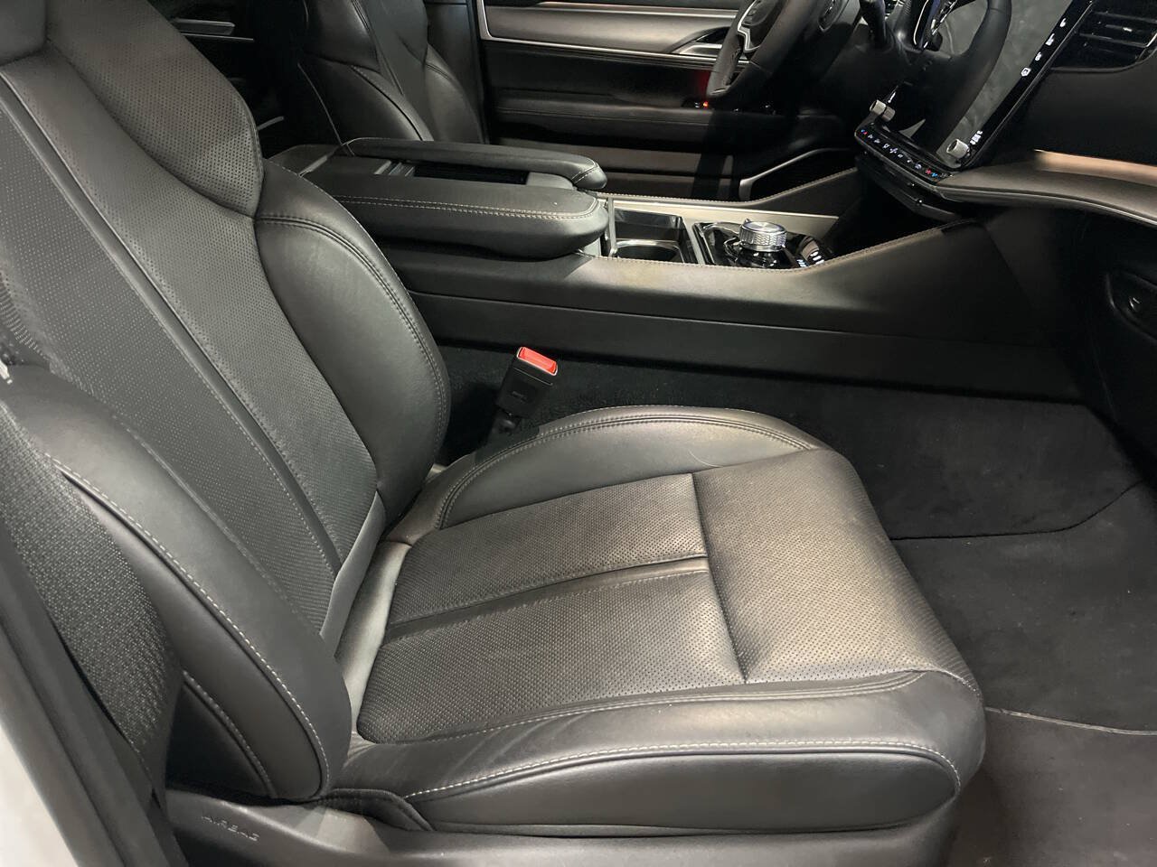 Used 2025 Jeep Wagoneer Series II AWD/4WD image 11