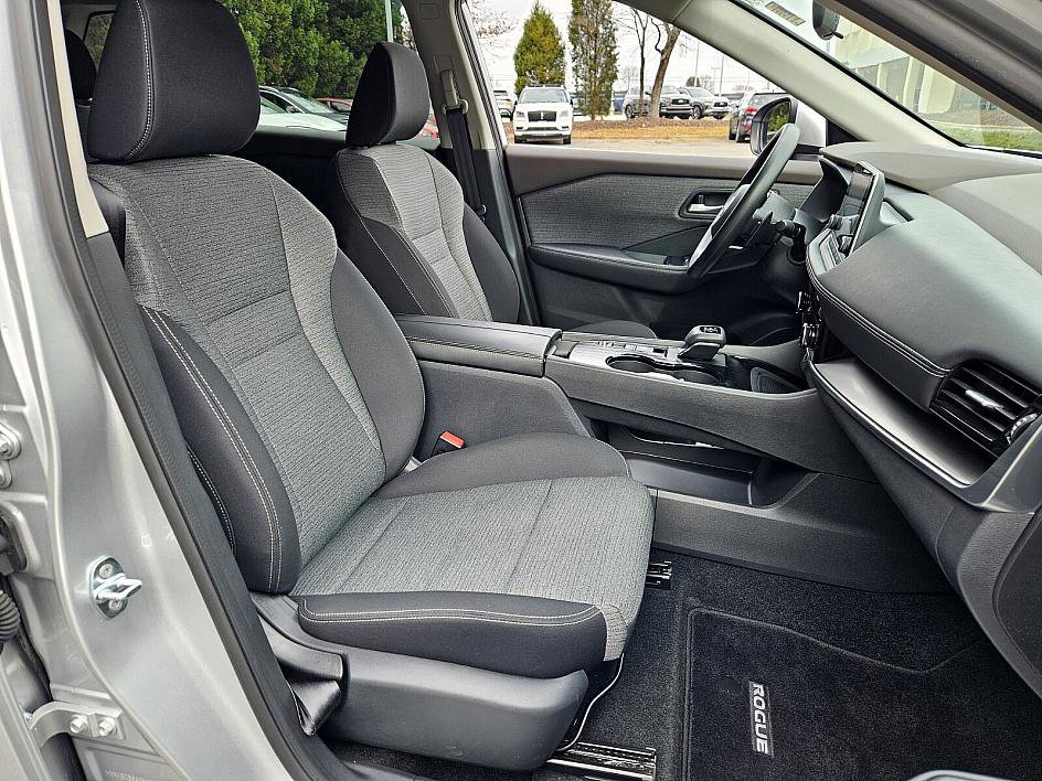 Used 2022 Nissan Rogue SV image 16