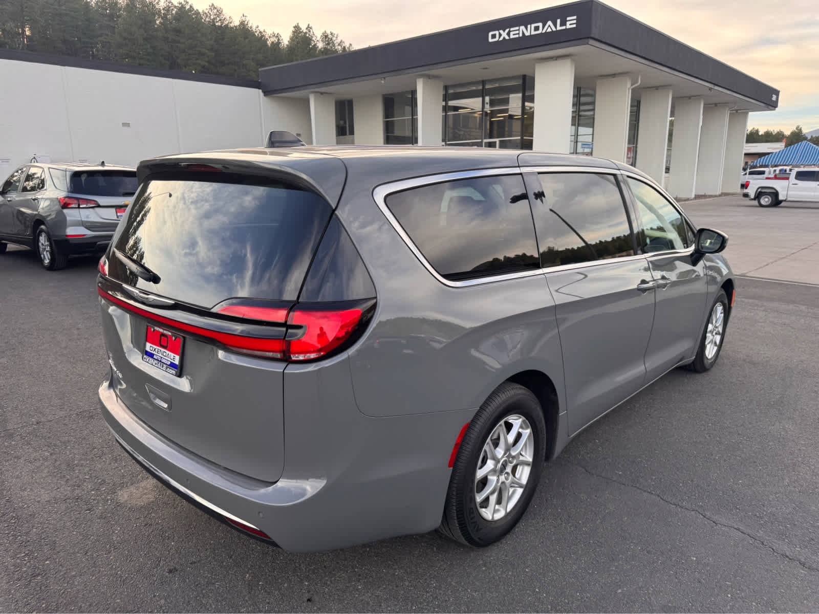 Used 2023 Chrysler Pacifica Touring-L image 5