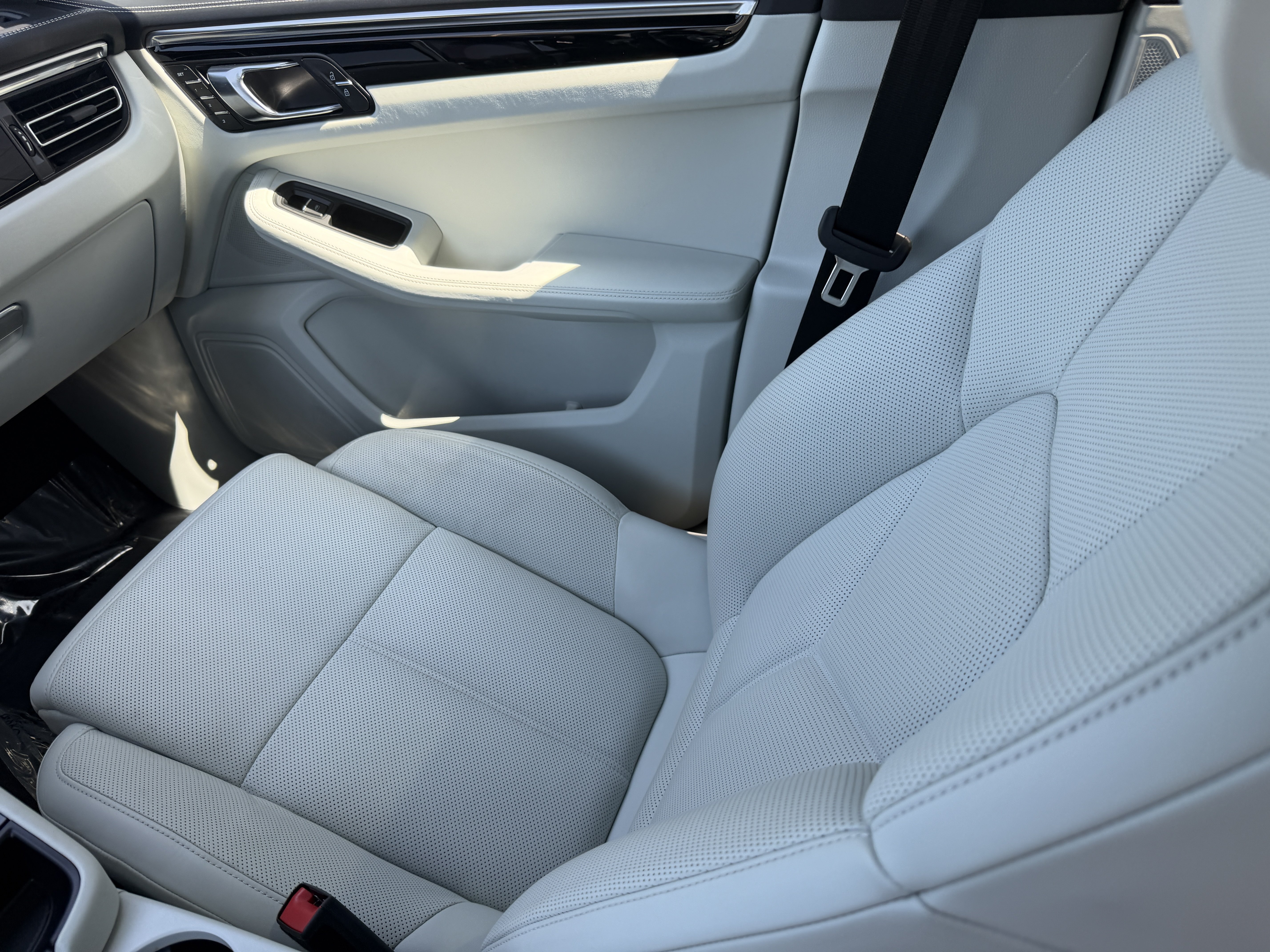 Certified 2023 Porsche Macan AWD/4WD image 26
