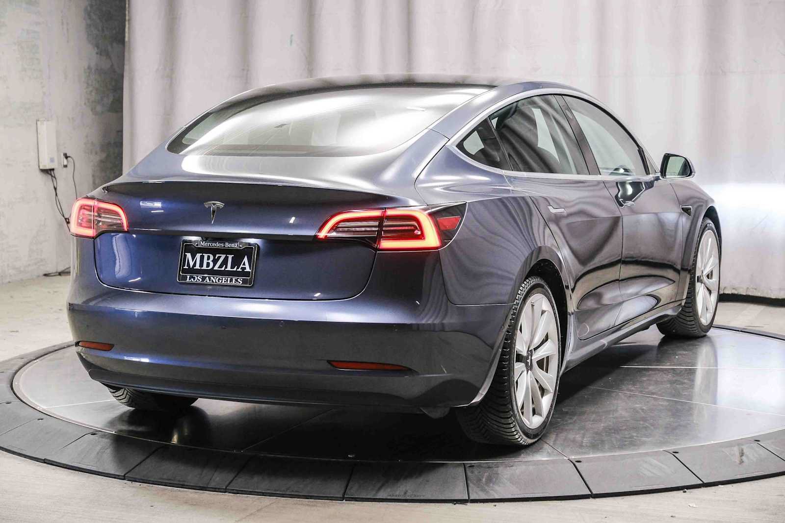 Used 2018 Tesla Model 3 Long Range RWD image 4