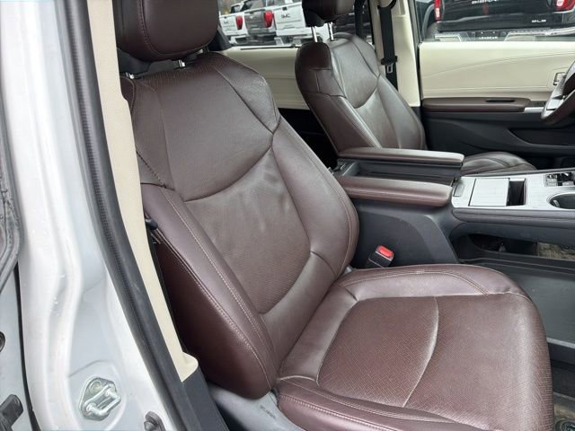 Used 2022 Toyota Sienna Platinum image 11