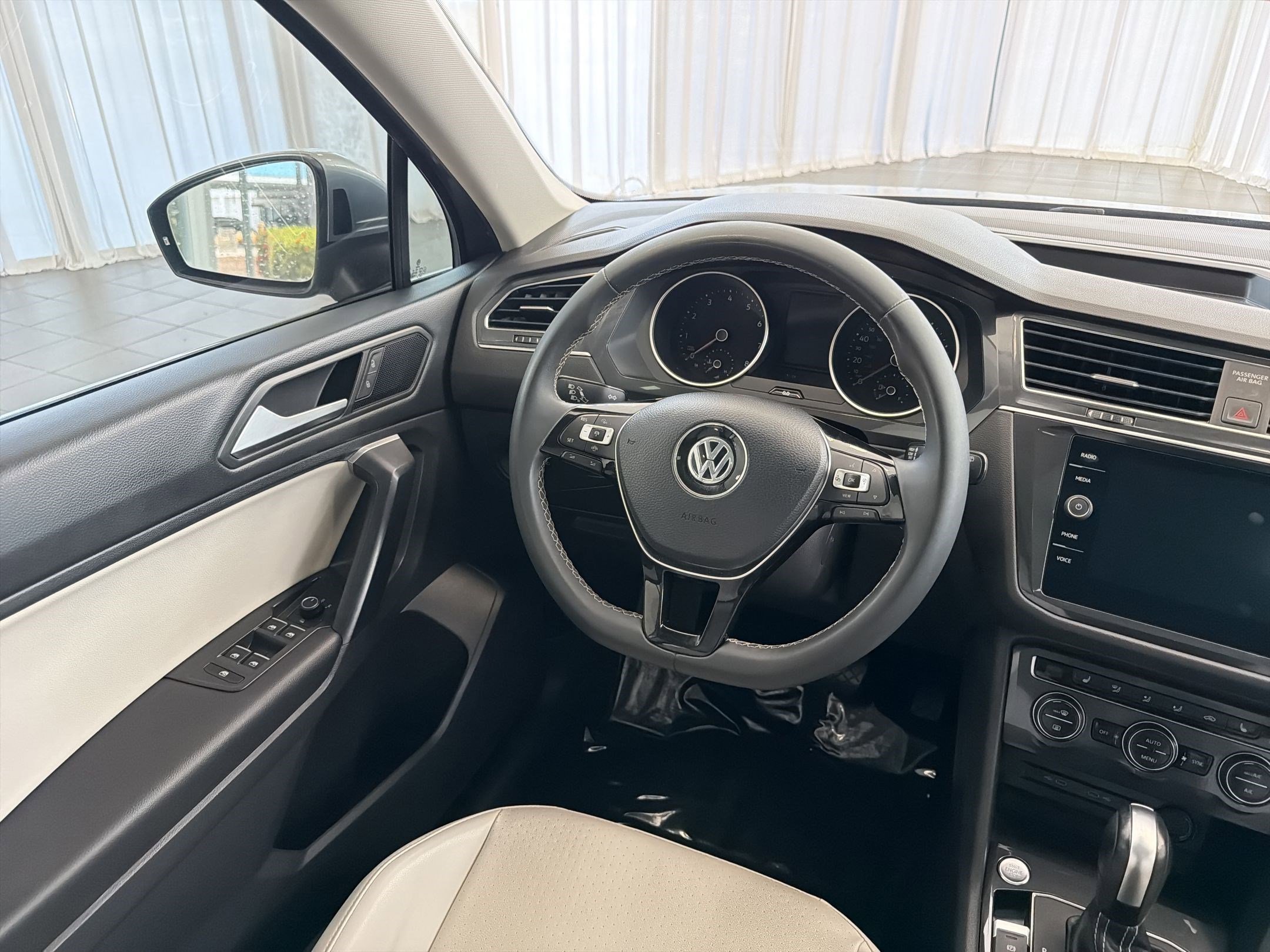 Used 2021 Volkswagen Tiguan SE w/ Panoramic Sunroof Package image 27