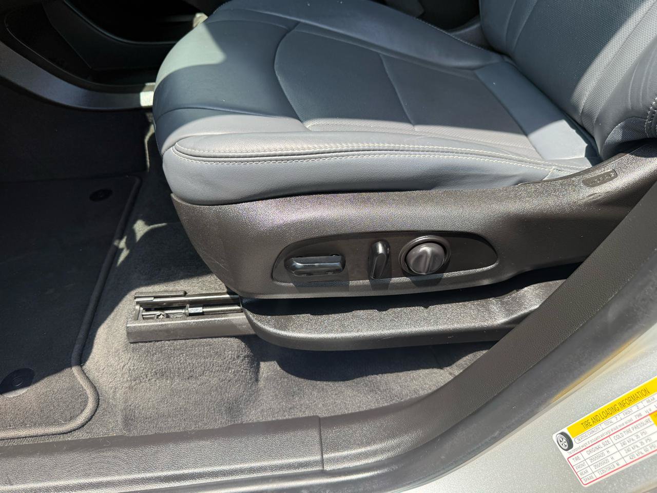 Used 2019 Buick Enclave Essence w/ LPO, Sport Appearance Package FWD image 11