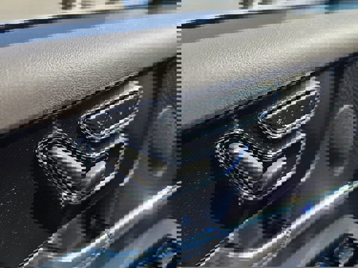 Used 2023 Lincoln Corsair FWD w/ Rear Removable Package Tray image 24