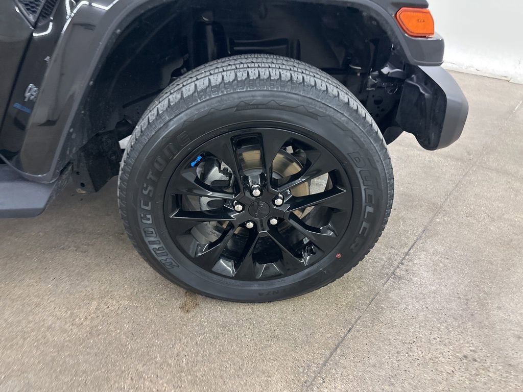 Used 2023 Jeep Wrangler Unlimited Sahara w/ Cold Weather Group AWD/4WD image 15