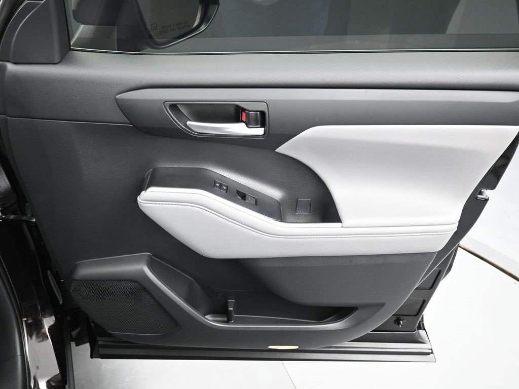 Used 2021 Toyota Highlander XLE image 37