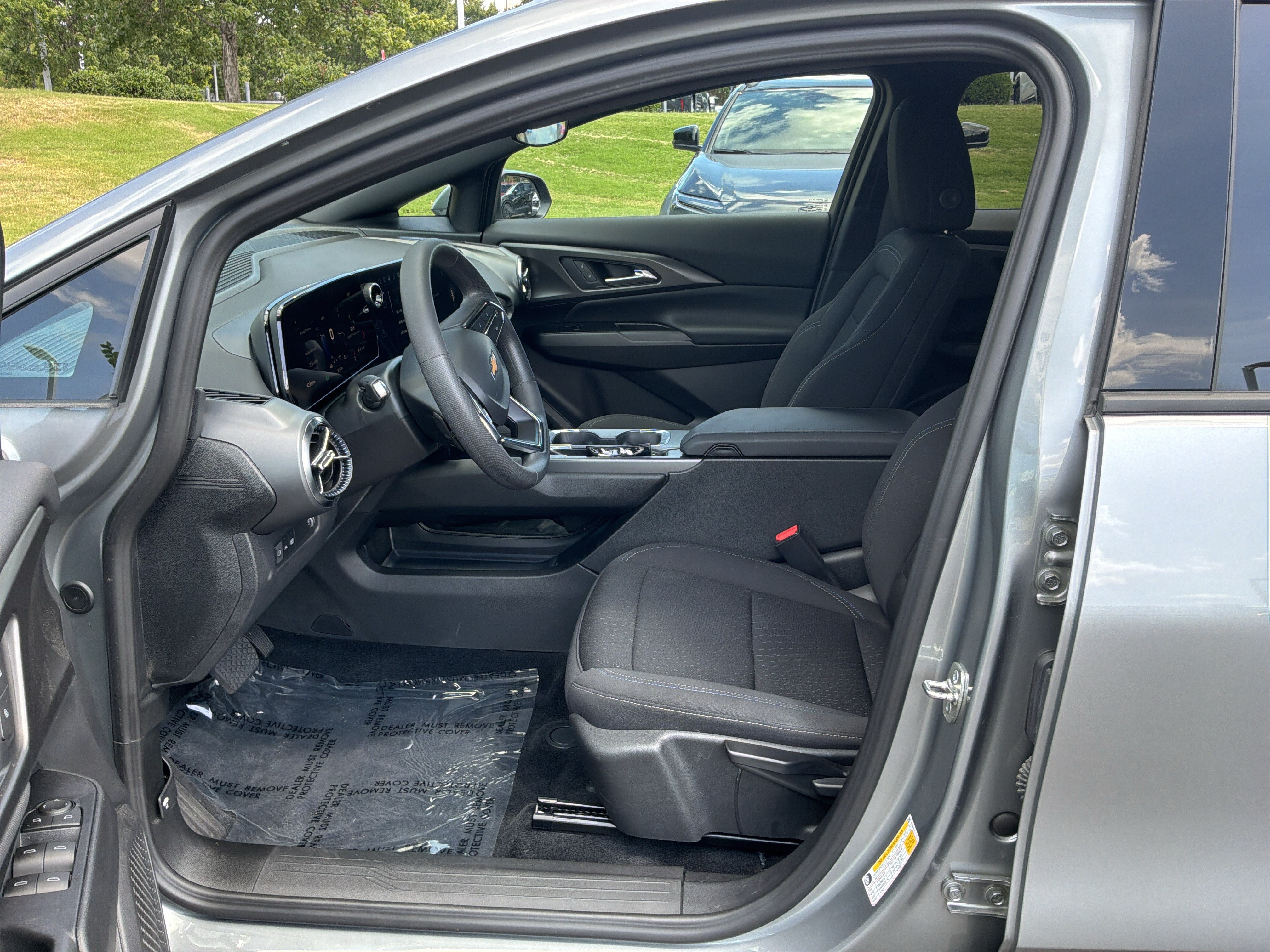 Used 2025 Chevrolet Equinox EV LT FWD image 16