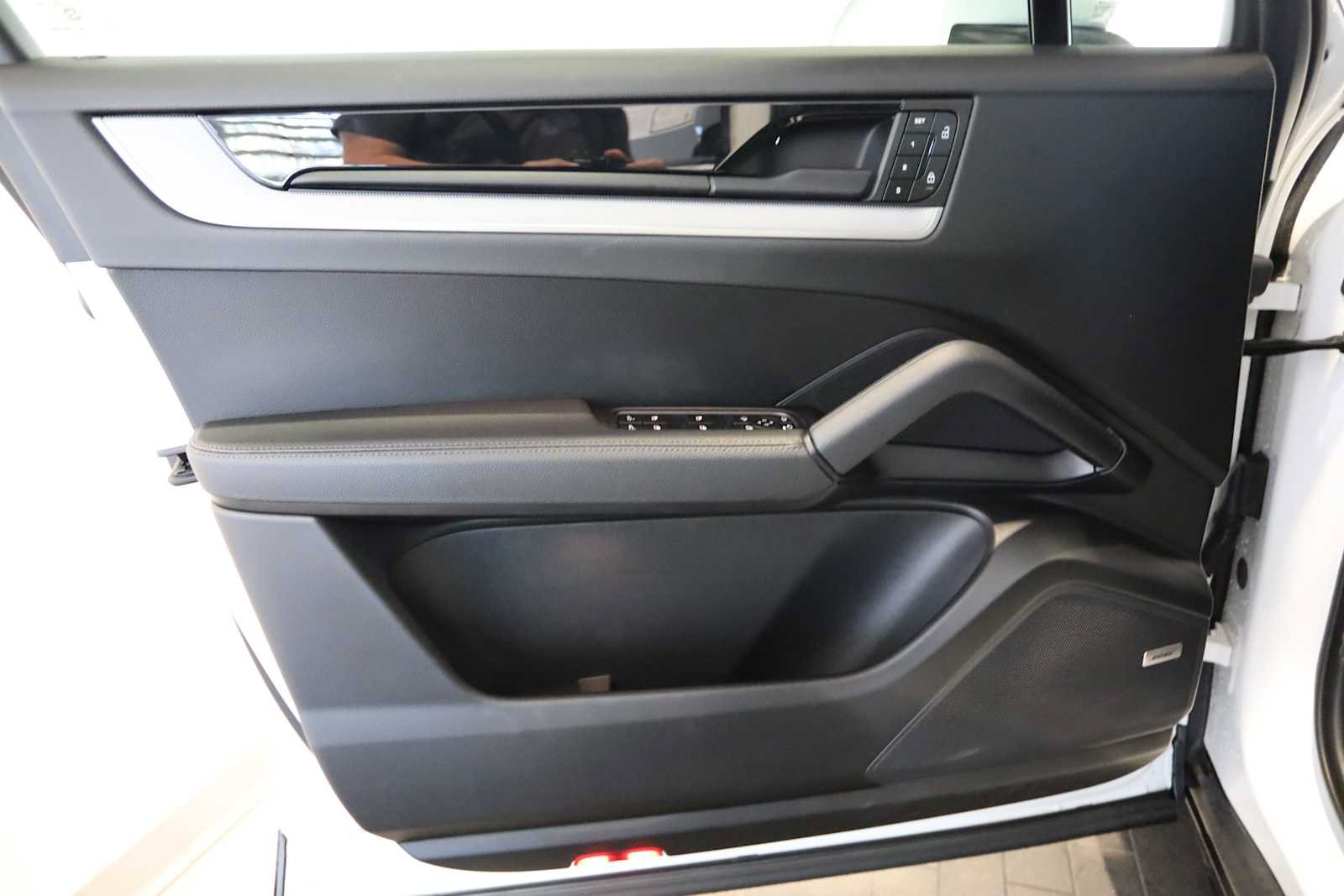 Used 2025 Porsche Cayenne AWD/4WD image 22