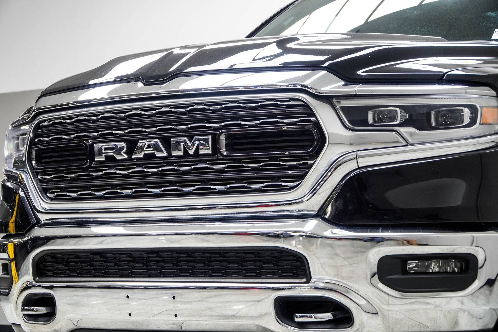 Used 2023 RAM 1500 Limited AWD/4WD image 2