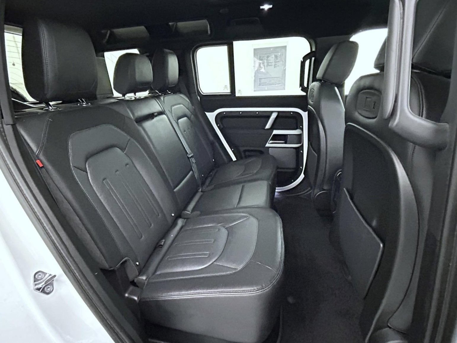 Used 2022 Land Rover Defender 110 X-Dynamic SE AWD/4WD image 18