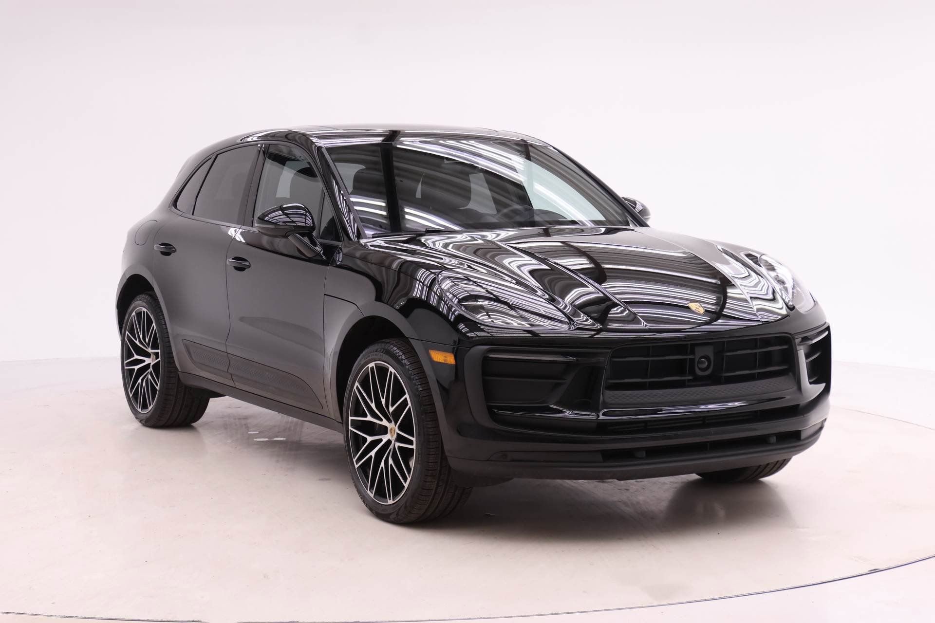 Used 2025 Porsche Macan AWD/4WD image 9