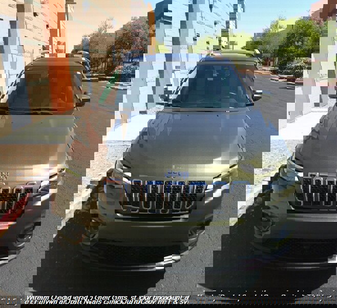 Used 2021 Jeep Cherokee Latitude Plus image 2