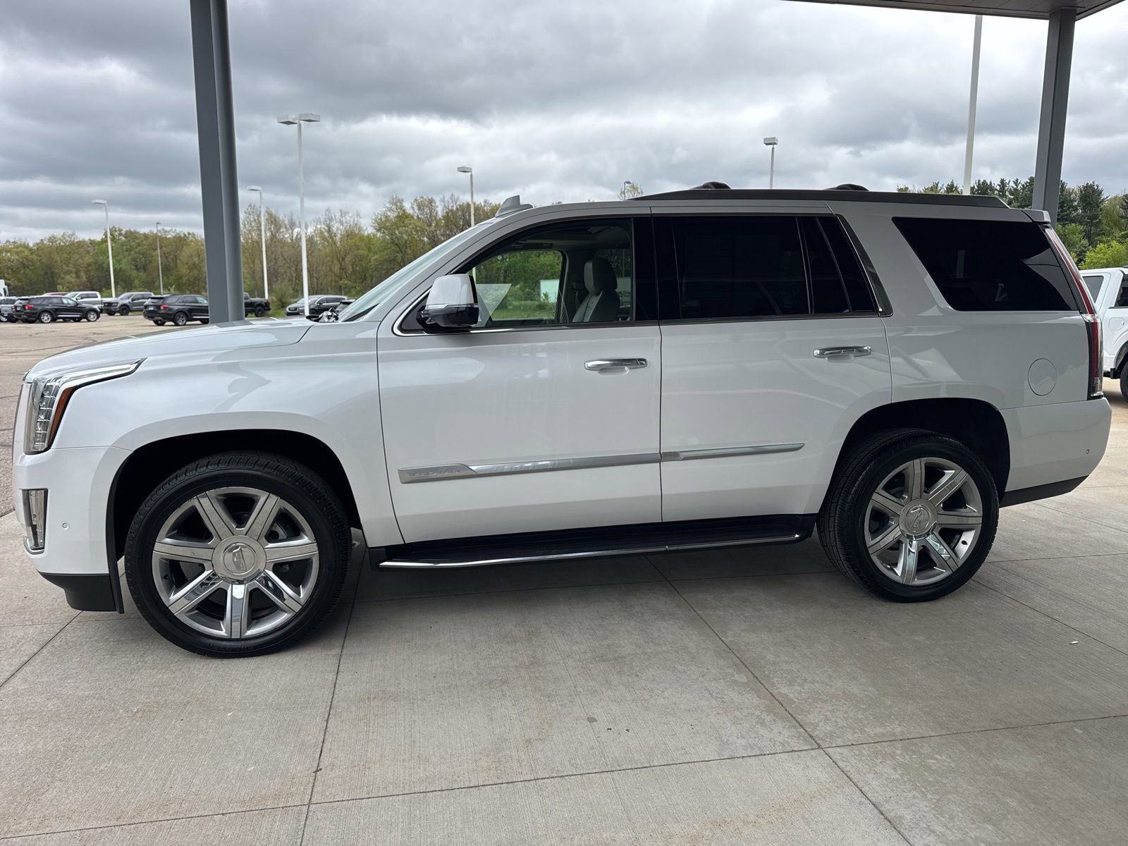 Used 2019 Cadillac Escalade Luxury AWD/4WD image 5
