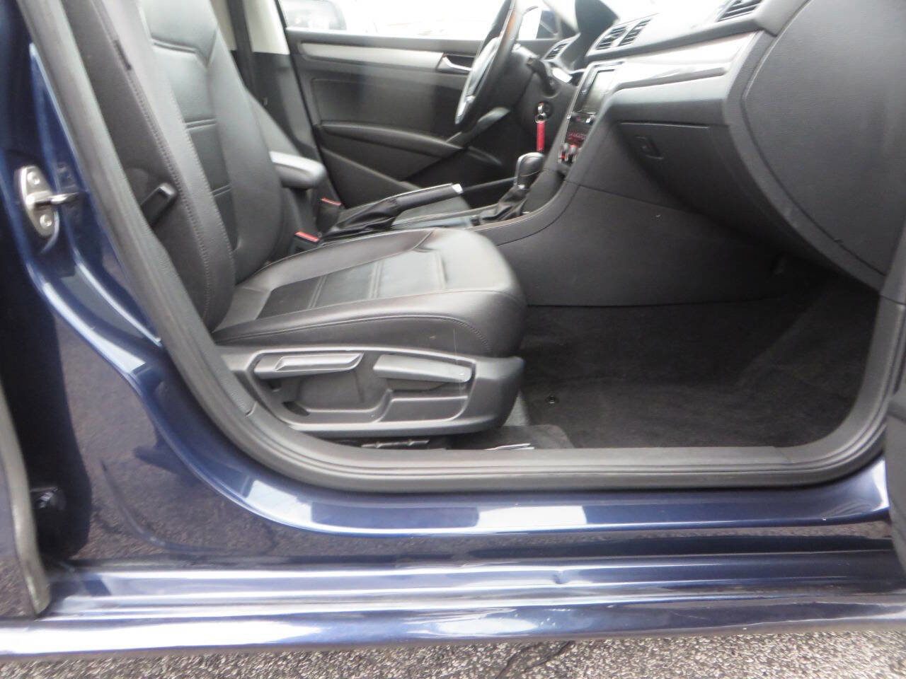 Used 2015 Volkswagen Passat 1.8T Wolfsburg Edition image 17