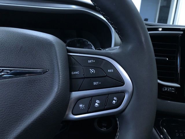 Used 2025 Chrysler Pacifica Select image 28