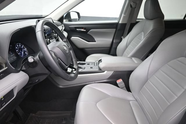 Used 2021 Toyota Highlander XLE FWD image 16