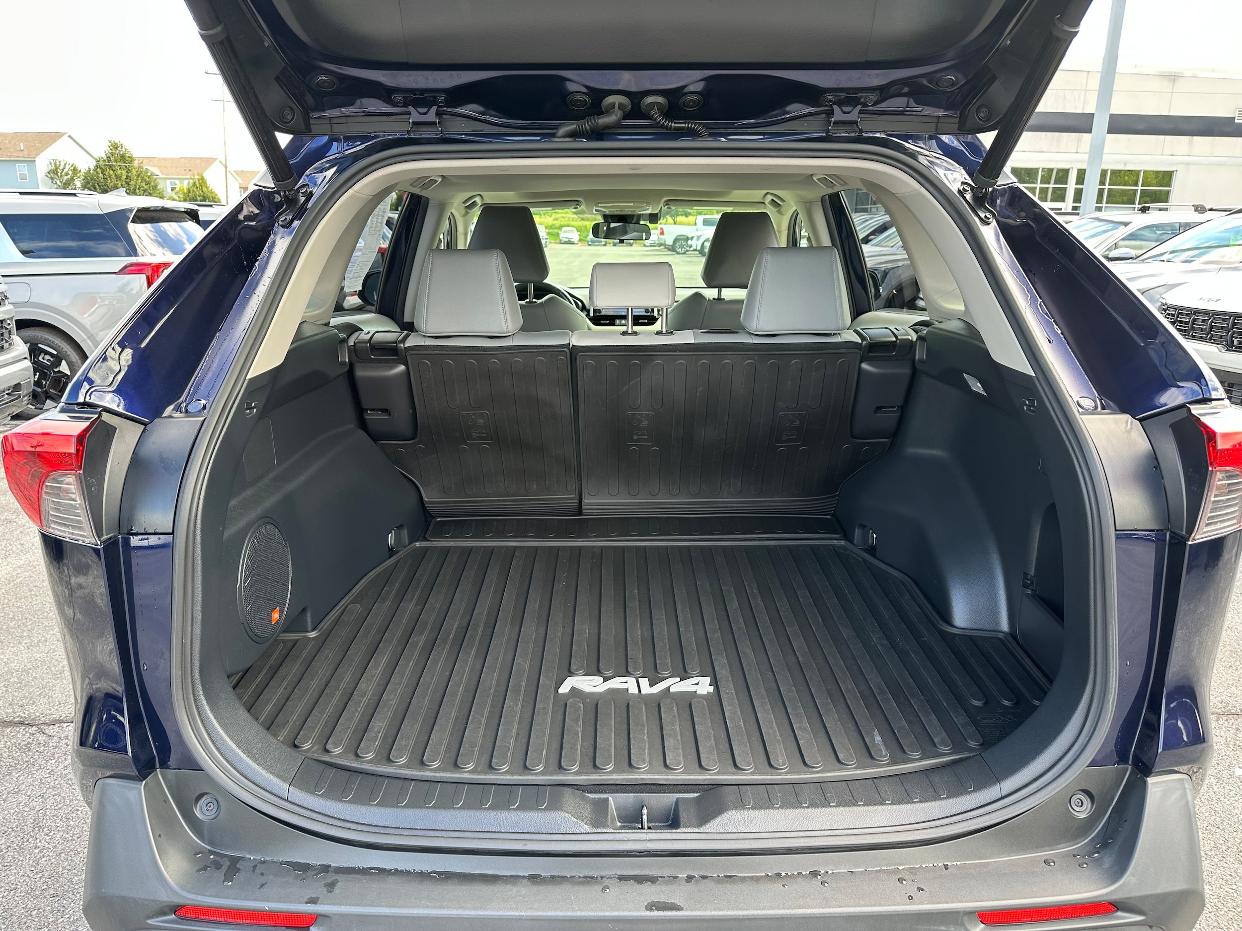 Used 2019 Toyota RAV4 XLE Premium w/ Cold Weather Package AWD/4WD image 10