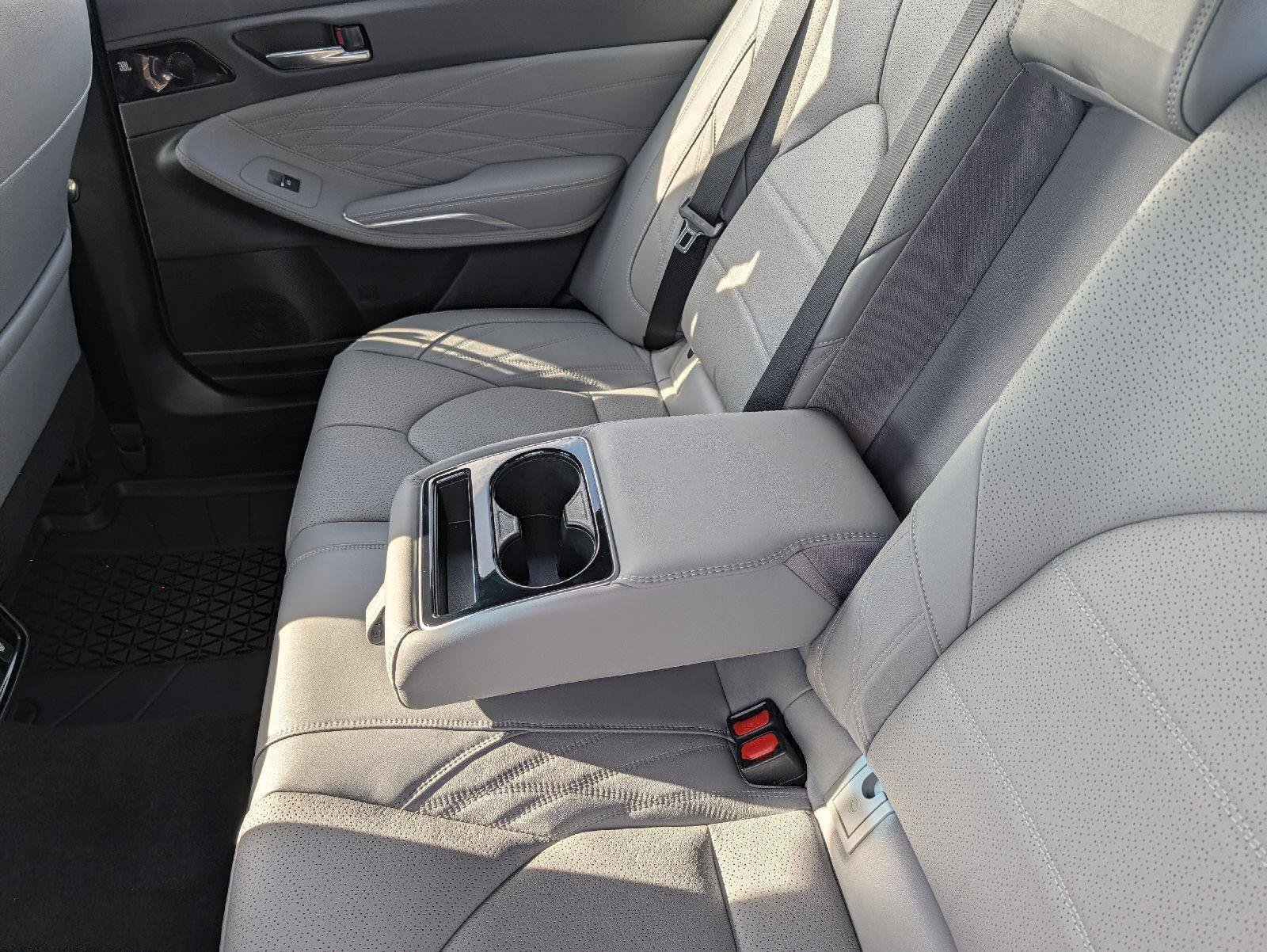 Used 2022 Toyota Avalon Limited w/ Advanced Safety Package FWD image 19