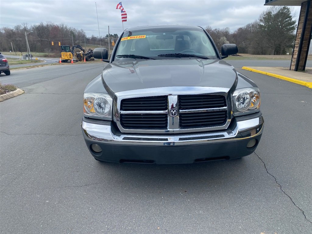 Used 2005 Dodge Dakota SLT w/ Trailer Tow Group AWD/4WD image 2