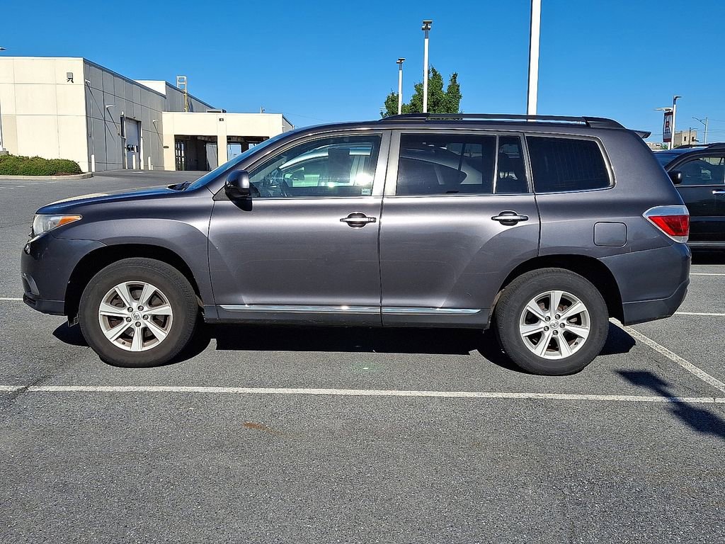 Used 2013 Toyota Highlander Plus AWD/4WD image 4