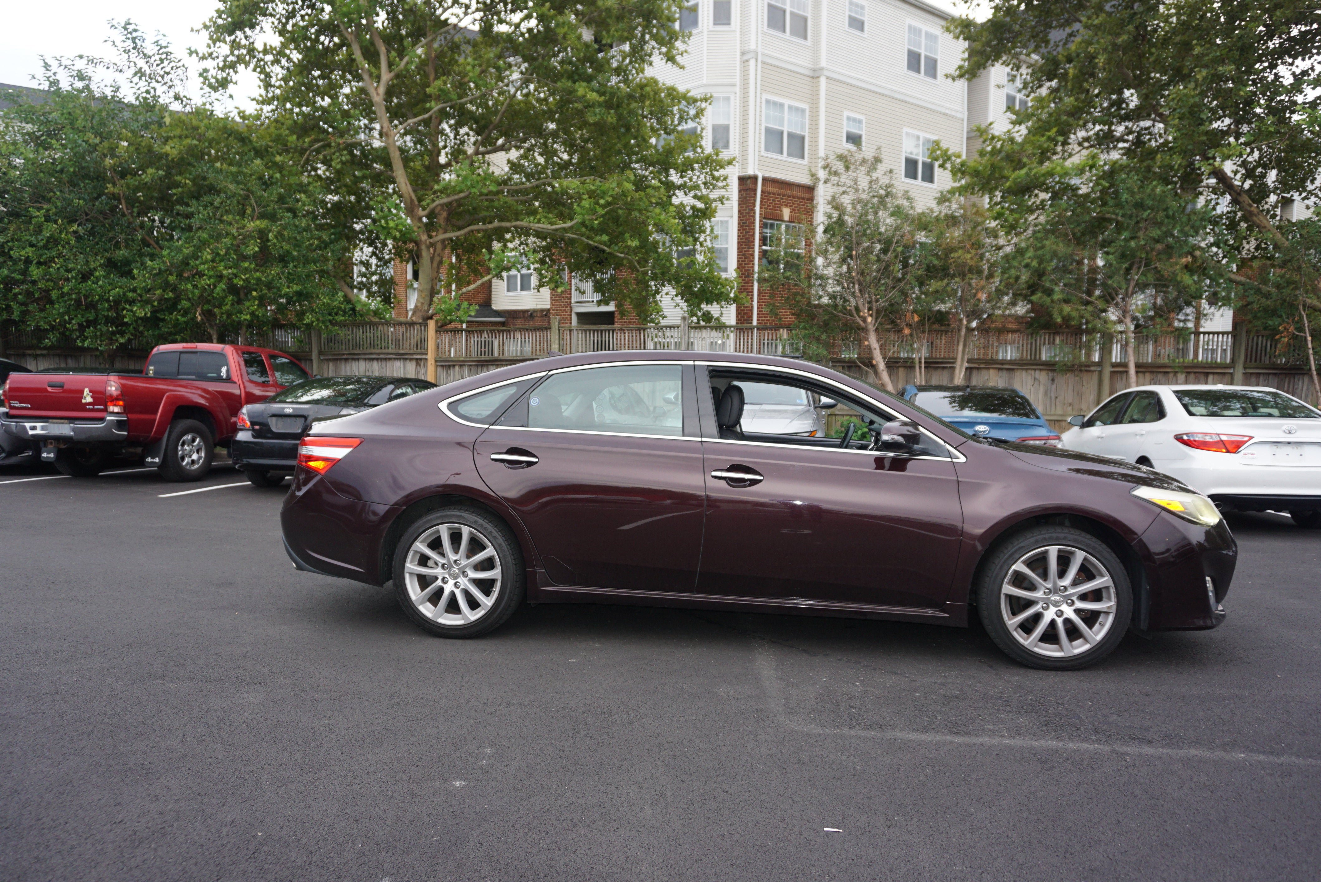 Used 2014 Toyota Avalon Limited w/ Technology Package FWD image 3