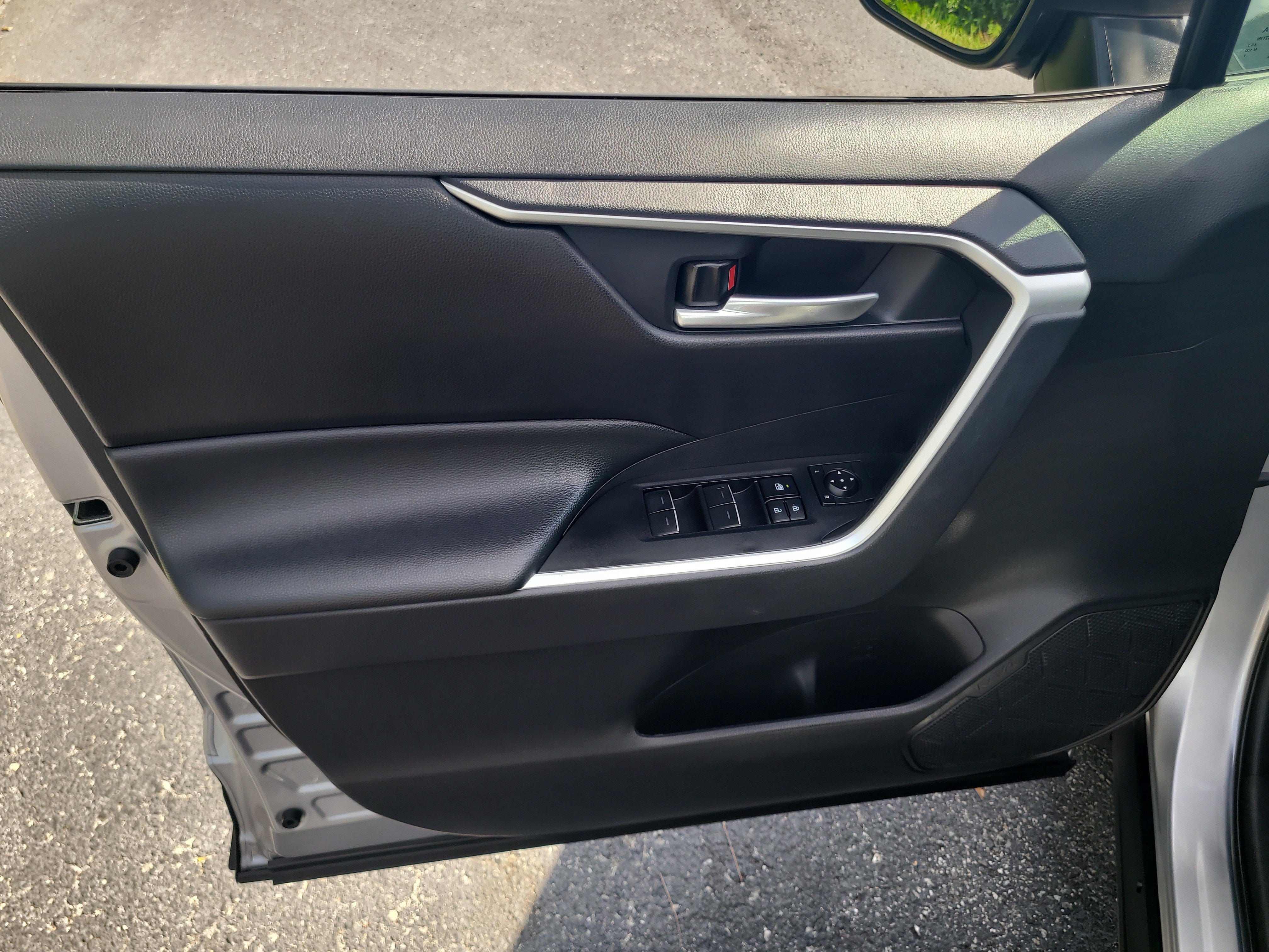 Certified 2025 Toyota RAV4 XLE FWD image 17