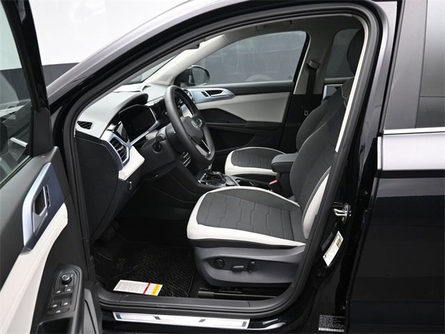 New 2026 Volkswagen Taos SE image 9