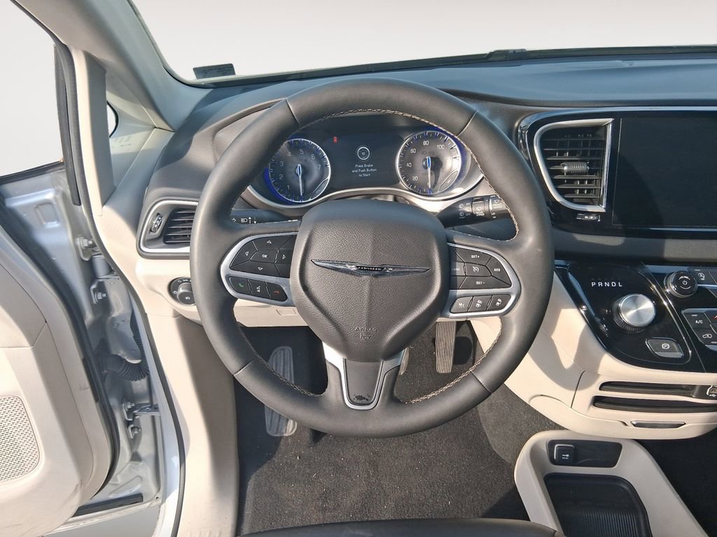 Used 2024 Chrysler Pacifica Touring-L image 12