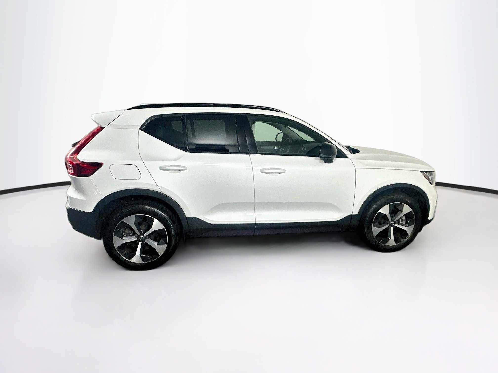 Used 2023 Volvo XC40 B4 Ultimate FWD image 10