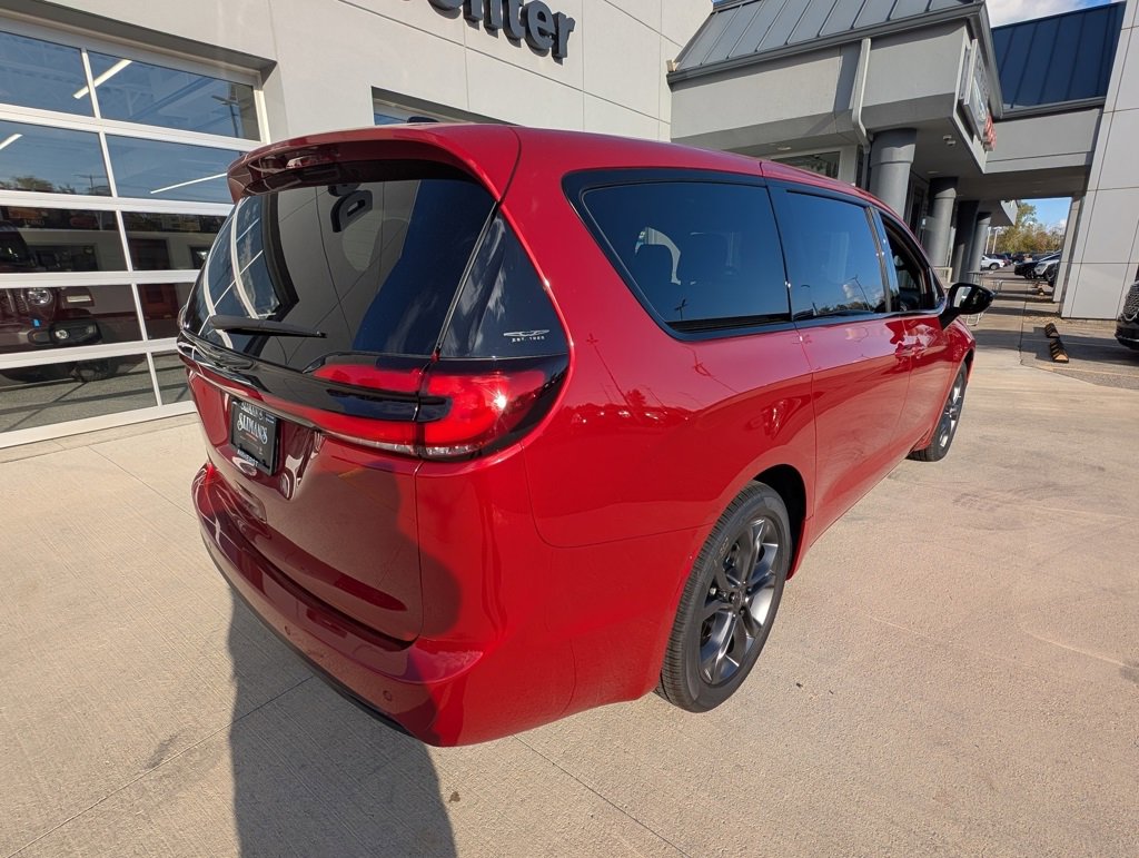 New 2026 Chrysler Pacifica Select image 5