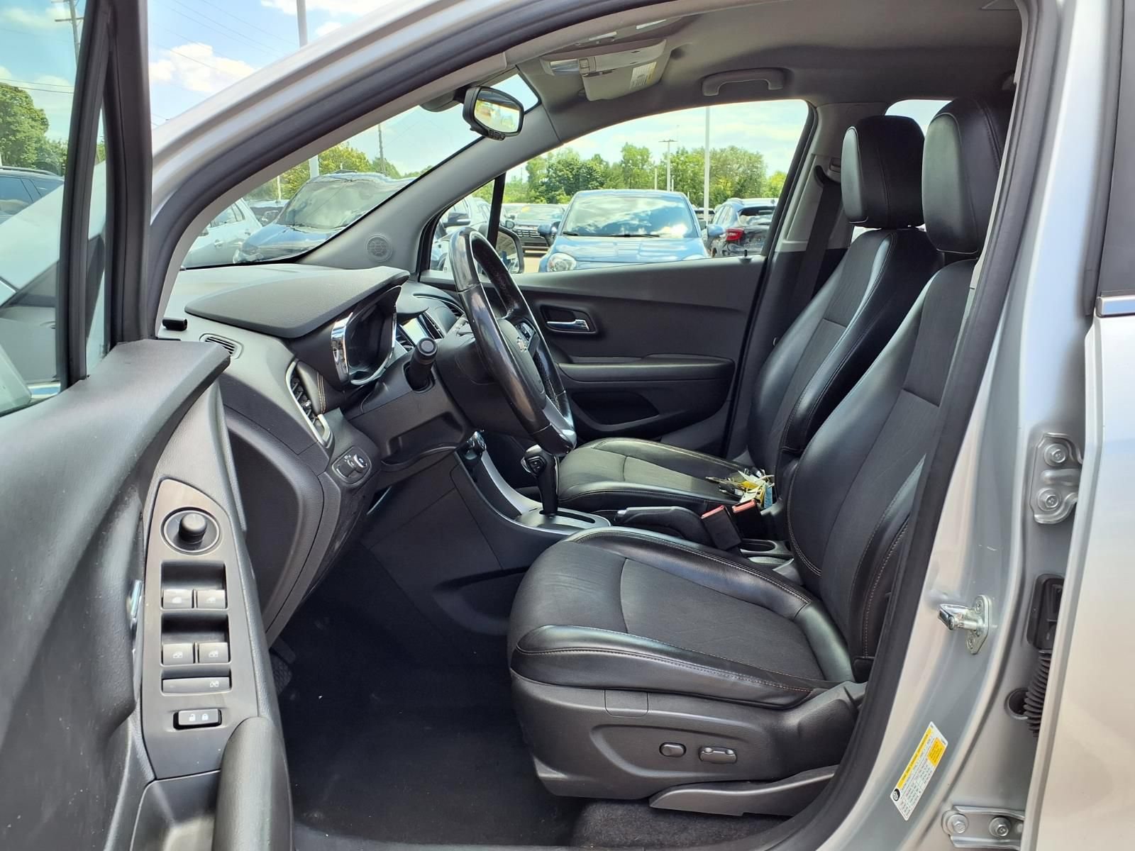 Used 2018 Chevrolet Trax LT w/ LT Convenience Package AWD/4WD image 17