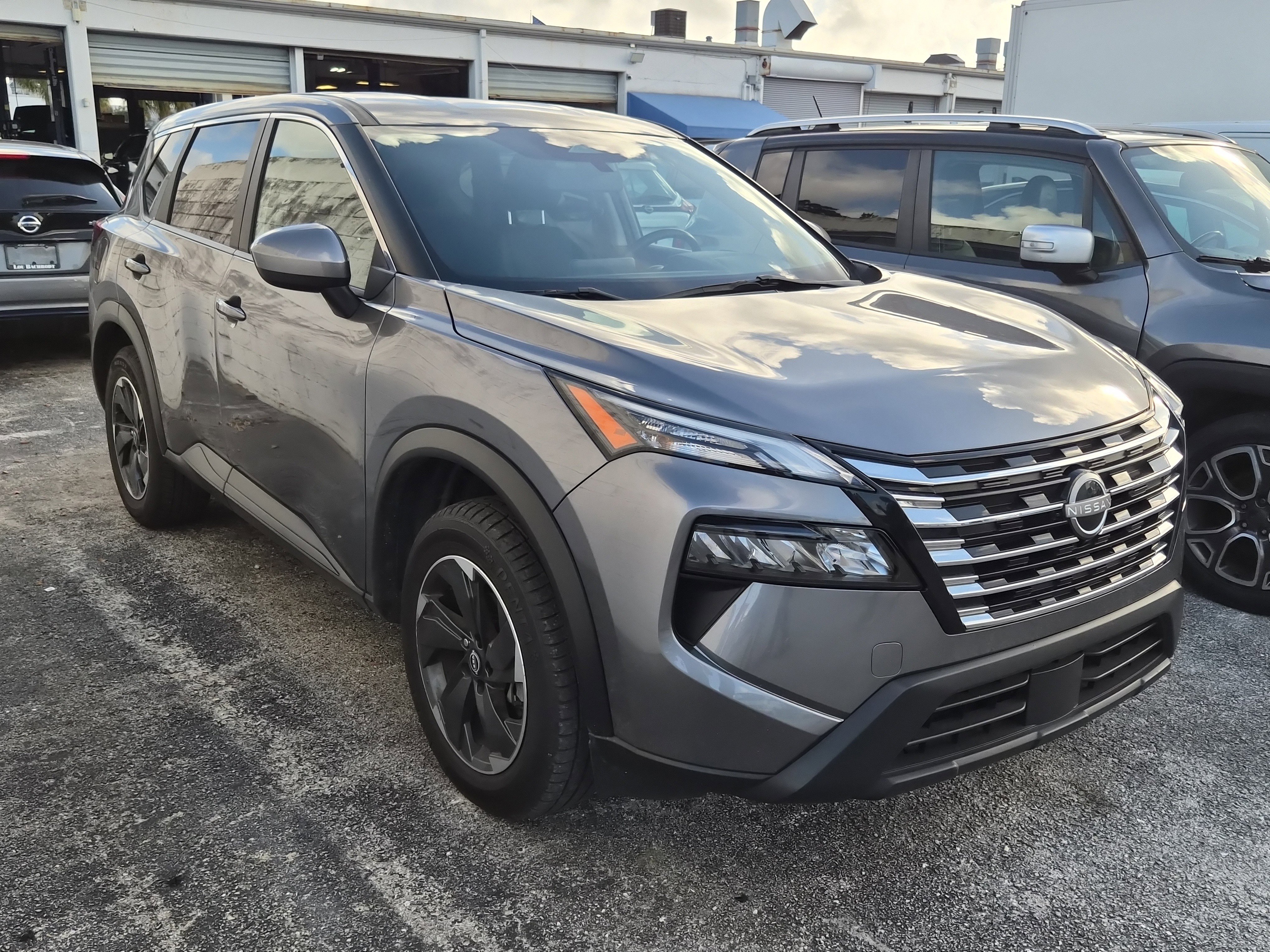 Used 2024 Nissan Rogue SV image 3