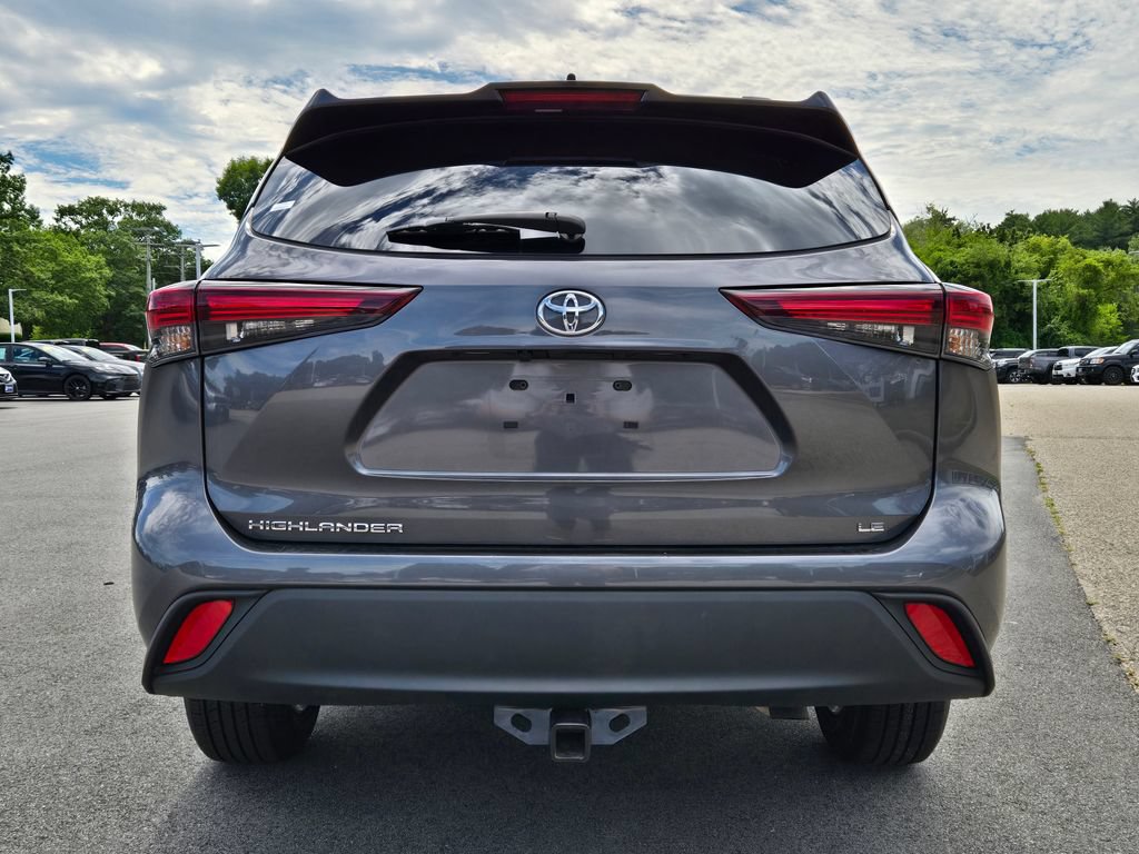 Used 2024 Toyota Highlander LE FWD image 4