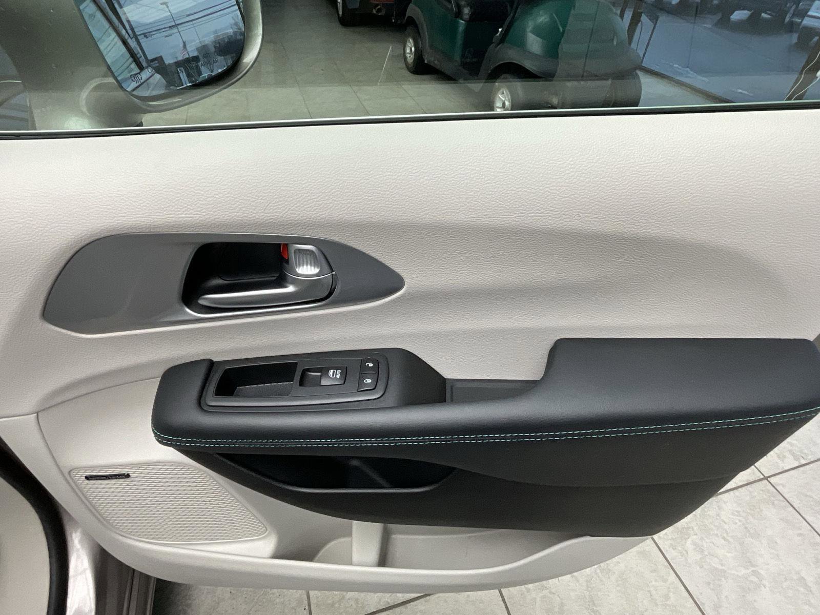 Used 2018 Chrysler Pacifica Limited w/ Advanced Safetytec Group image 9