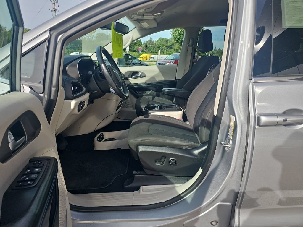 Used 2021 Chrysler Pacifica Touring FWD image 9