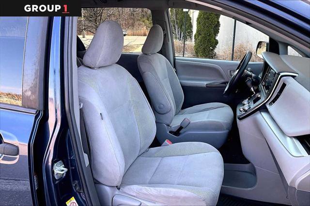 Certified 2018 Toyota Sienna L image 8