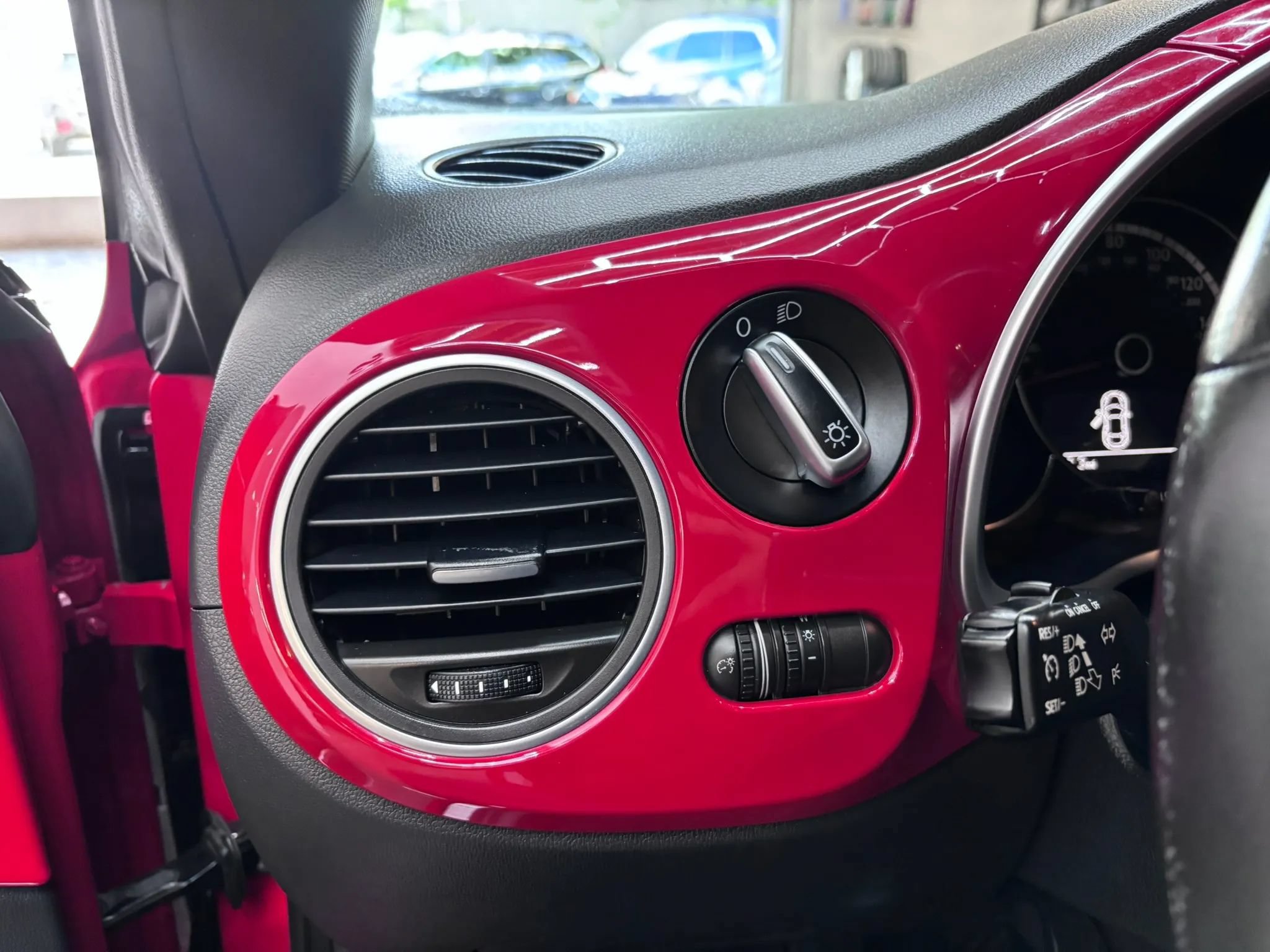 Used 2013 Volkswagen Beetle TDI FWD image 11