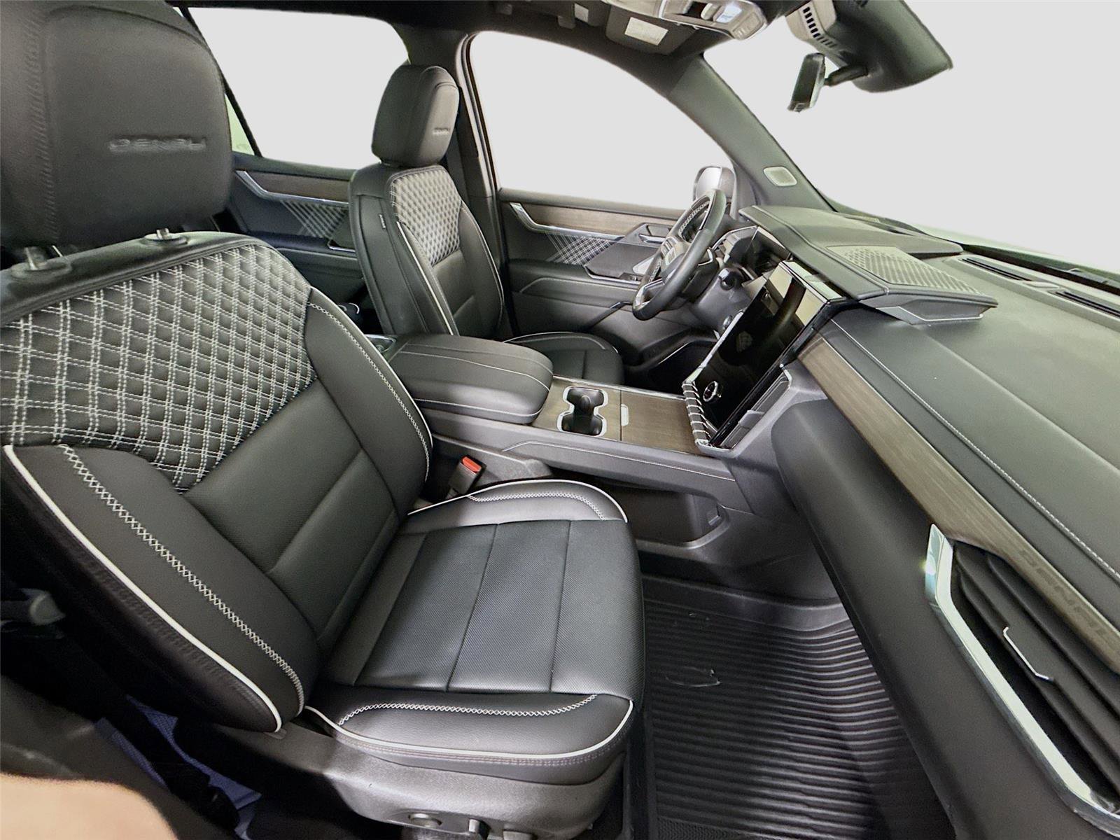 Used 2025 GMC Acadia Denali w/ Super Cruise Package image 24