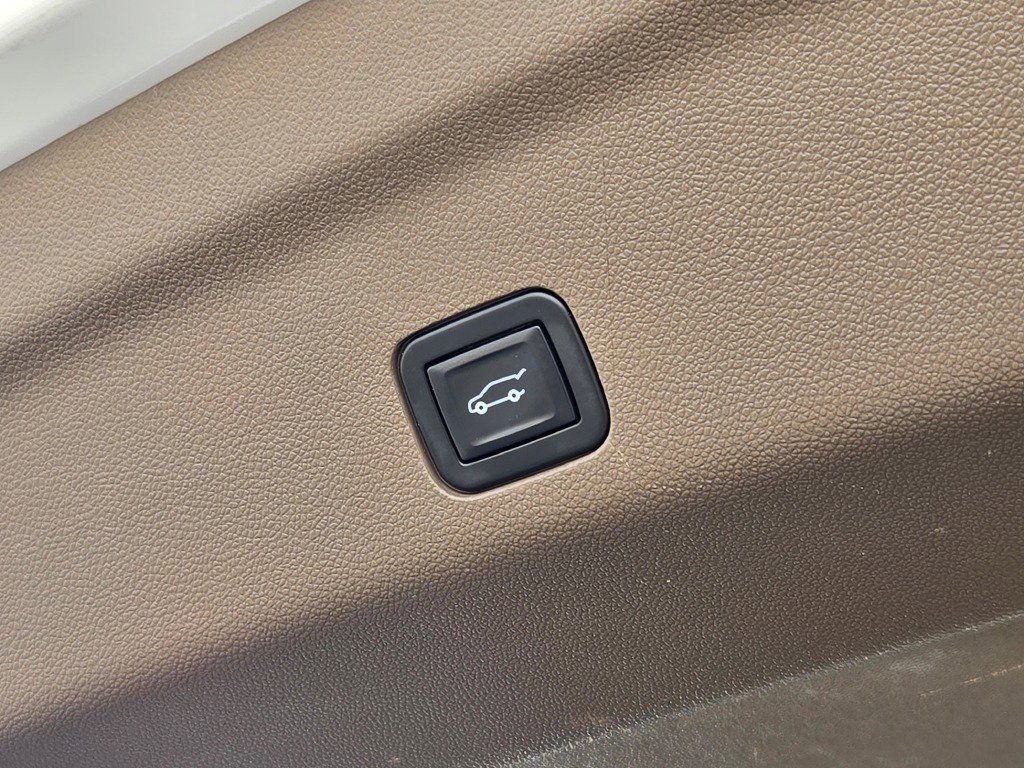 Used 2021 GMC Yukon Denali w/ Denali Premium Package image 15