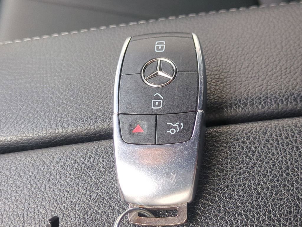 Used 2023 Mercedes-Benz EQB 300 4MATIC image 32